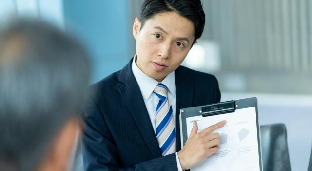 提案するスーツの男性